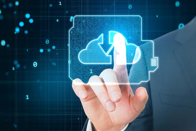 Intercambio de datos y concepto de servicio en la nube con el dedo de la mano del hombre en la pantalla táctil digital con el símbolo de clous azul con flechas dirigidas de manera opuesta en forma de procesador sobre un fondo tecnológico oscuro