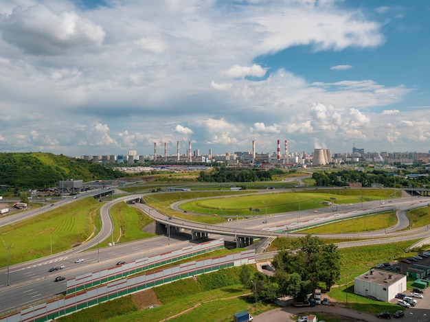 Intercâmbio do anel viário de moscou em uma área industrial de uma metrópole moderna