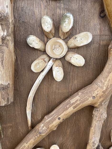 Interesante decoración de una puerta de madera para una fabulosa casa infantil.