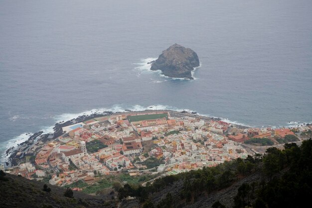 Foto interesante vista desde la altura en la isla de garachico que se encuentra en las costas de la isla canaria española de tenerife