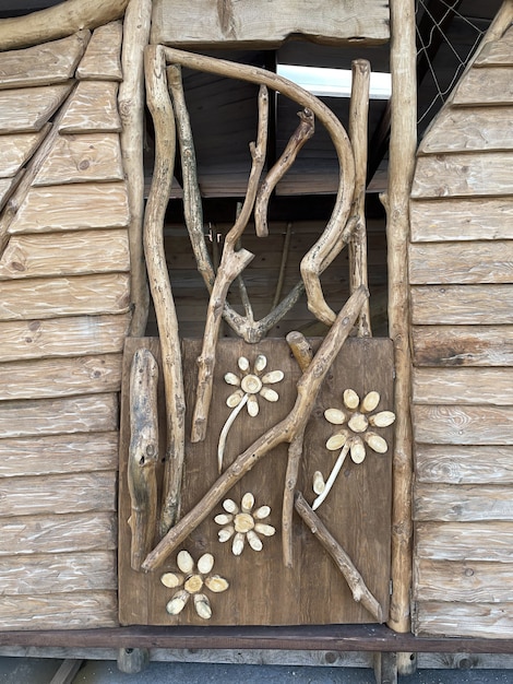 Foto interessante decoração de uma porta de madeira para uma fabulosa casa infantil.