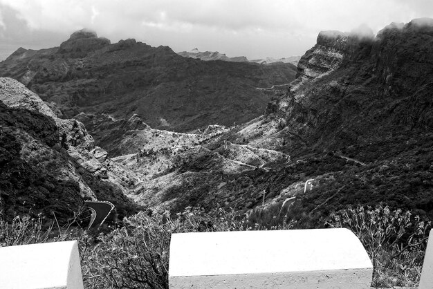 Foto interessante estrada estreita e sinuosa pitoresca perigosa para a cidade de masca em tenerife ilha canária espanhola