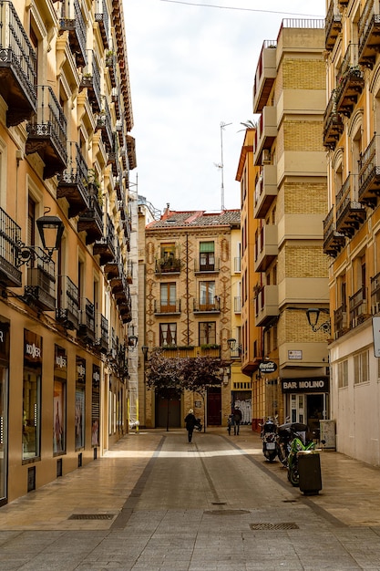 Interessante städtische Landschaft mit schmalen Straßen in der spanischen Stadt Zaragoza an einem Frühlingstag