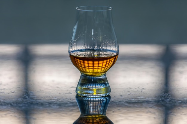 Interessanter Single Malt Scotch Whisky im Probierglas mit unverwechselbarem und ungewöhnlichem Hintergrund