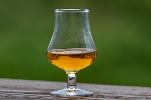 Interessanter Single Malt Scotch Whisky im Probierglas mit unverwechselbarem und ungewöhnlichem Hintergrund