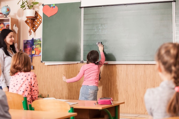 Interessantes Schülerleben in der Schule, wo sie gemeinsam Spaß haben