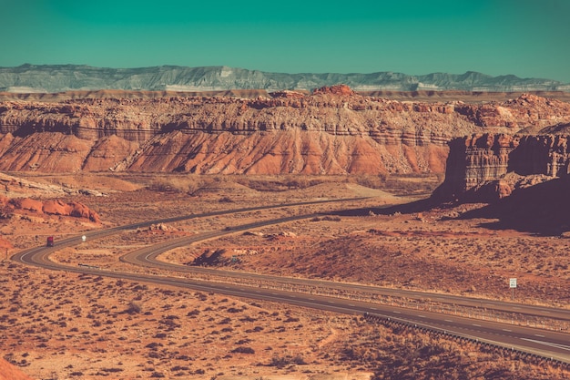 Interestatal 70 Estadounidense Cruzando Paisaje Pintoresco Utah Areniscas Erosionadas Geología