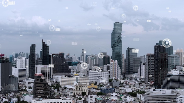 Interface analítica de dados de negócios sobrevoa a cidade inteligente mostrando o futuro da alteração