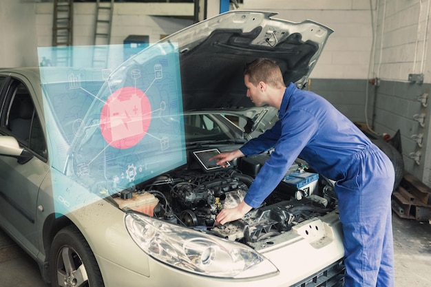 Interface de engenharia contra mecânico examinando o motor do carro