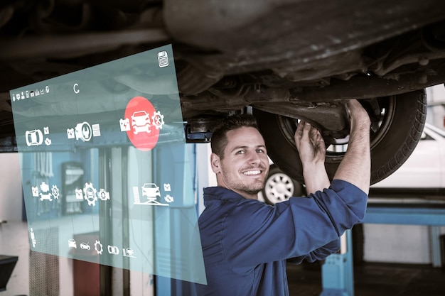 Interface de engenharia contra mecânico sorridente ajustando a roda do pneu