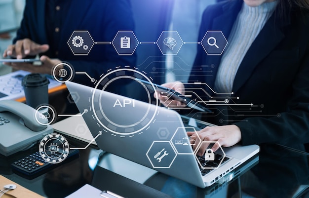 Interface de programação de aplicativo API mulher usando tablet laptop e smartphone com tela virtual Ícone API Ferramenta de desenvolvimento de software tecnologia moderna