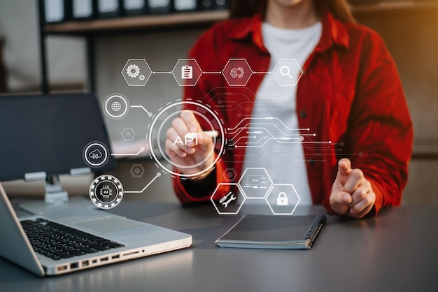 Interface de programação de aplicativo API mulher usando tablet laptop e smartphone com tela virtual ícone API Ferramenta de desenvolvimento de software conceito moderno de tecnologia xA