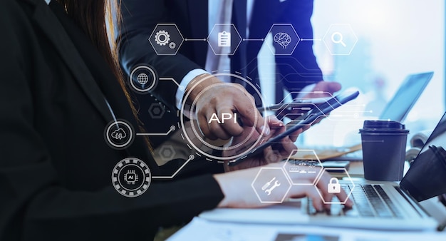 Interface de programação de aplicativo API mulher usando tablet laptop e smartphone com tela virtual Ícone API Ferramenta de desenvolvimento de software tecnologia moderna