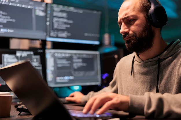Interface de usuário de programação de desenvolvedor de software no computador e compilação de código-fonte com script html e algoritmos. Programa on-line de computação em nuvem de codificação em várias telas à noite.