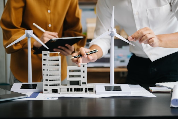 Foto interface entre empresários e trabalhadores em energias renováveis verdes