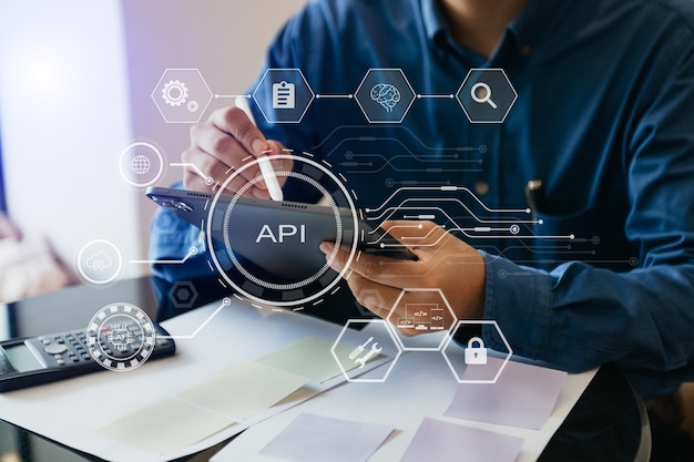 Interfaz de API de programación de aplicaciones mujer que utiliza portátil, tableta y teléfono inteligente con icono de API de pantalla virtual herramienta de desarrollo de software tecnología moderna