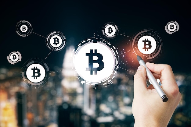 Interfaz de bitcoin brillante abstracta con la mano en el fondo borroso de la ciudad nocturna Concepto de criptomoneda y comercio Multiexposición