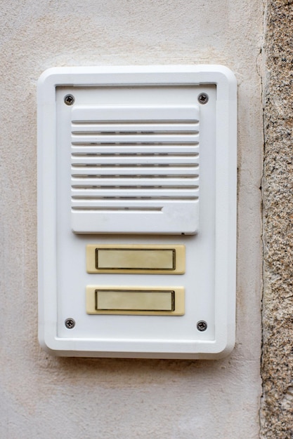 Interfone vintage branco na porta com um lugar para o nome