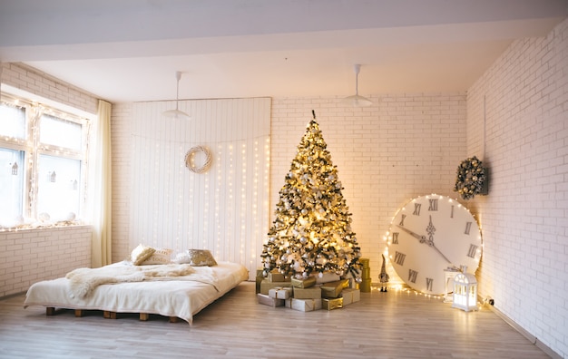 Interieur dekoriert für Weihnachten mit Tanne und viel Zubehör für Weihnachten. Art der Weißgolddekoration