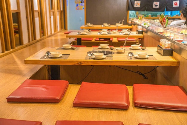 Interieur des gemütlichen Restaurants Zeitgenössisches Design im modernen Speisesaal im Loft-Stil und Bartheken-Kopienraum