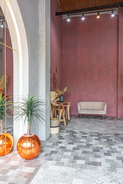 Interieur einer großen Wohnung im orientalischen Stil mit Loft-Stil mit Bögen, LED-Beleuchtung und leuchtend orangefarbenen Elementen