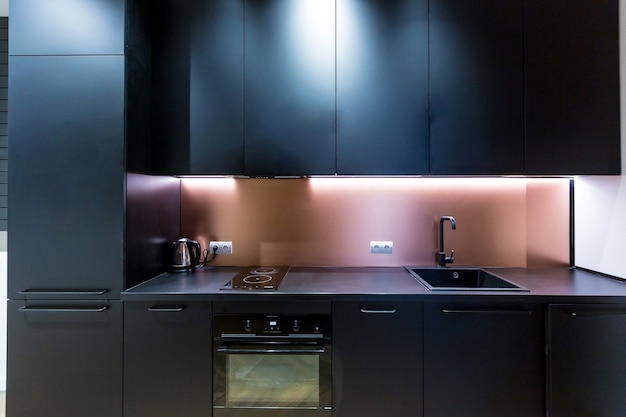 Interieur Fotografie modernes Küchenstudio in dunklen Farben modernen Stil