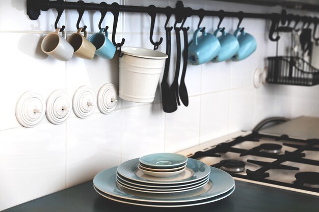Interieur: hübsche Wand in der Küche mit ein paar blauen Tassen in einer Reihe