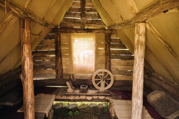 Interieur in einer alten kleinen Holzhütte