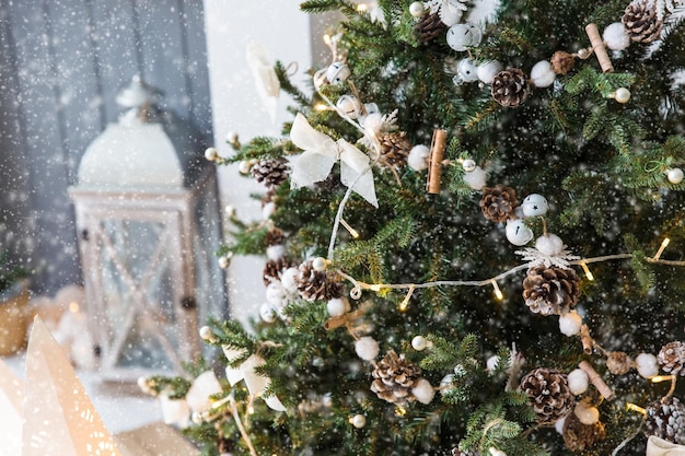 Interior acogedor de año nuevo con árbol de navidad y guirnaldas