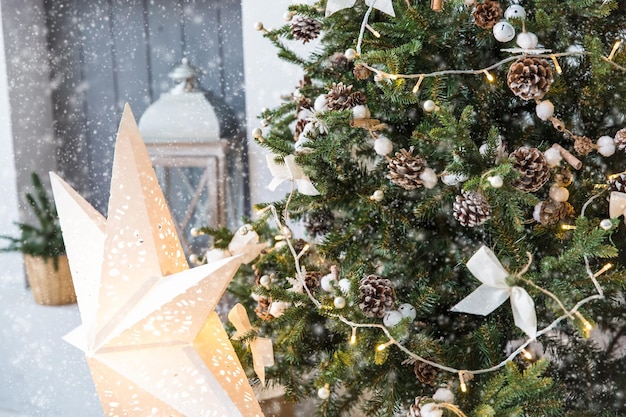 Interior acogedor de año nuevo con árbol de navidad y guirnaldas