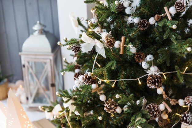 Interior acogedor de año nuevo con árbol de navidad y guirnaldas