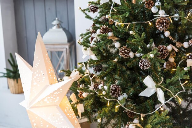 Interior acogedor de año nuevo con árbol de navidad y guirnaldas