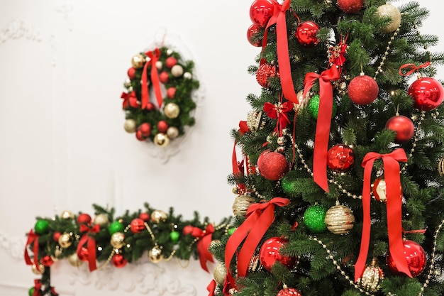 Interior acogedor de año nuevo con árbol de navidad y guirnaldas