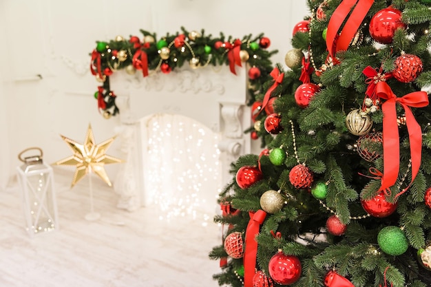 Interior acogedor de año nuevo con árbol de navidad y guirnaldas