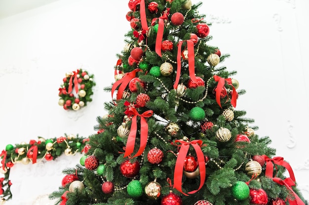 Interior acogedor de año nuevo con árbol de navidad y guirnaldas