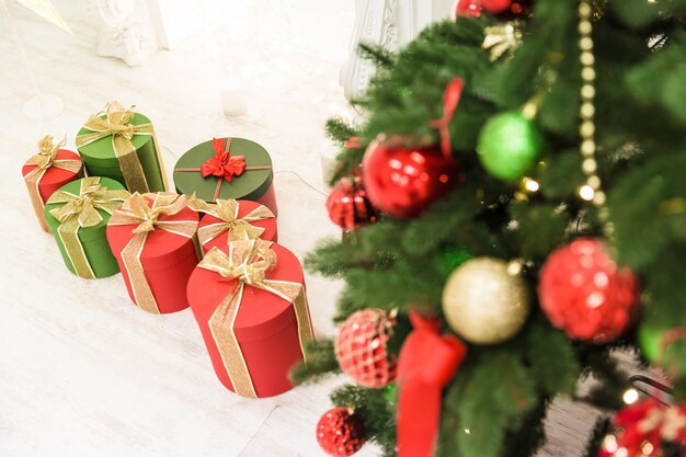 Interior acogedor de año nuevo con árbol de navidad y guirnaldas