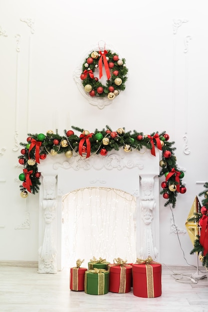 Interior acogedor de año nuevo con árbol de navidad y guirnaldas