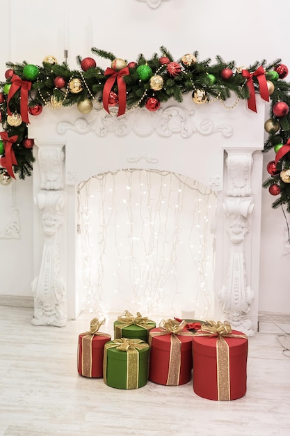 Interior acogedor de año nuevo con árbol de navidad y guirnaldas