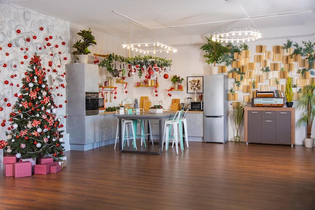 interior de una acogedora y espaciosa cocina moderna para una familia numerosa, decorada para la celebración del Año Nuevo ...