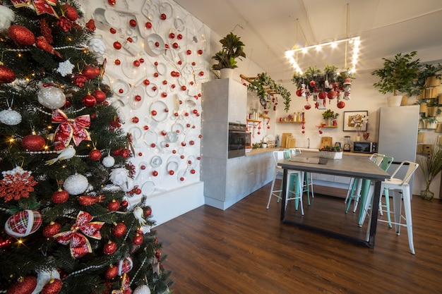 Foto interior de una acogedora y espaciosa cocina moderna para una familia numerosa, decorada para la celebración del año nuevo ...