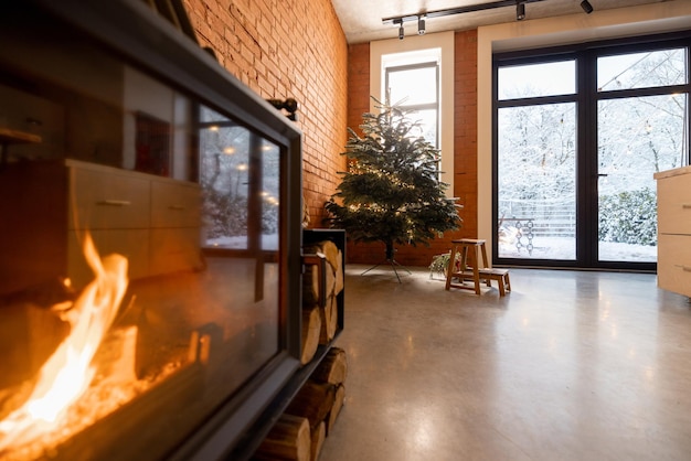 Foto interior de la acogedora sala de estar con árbol de navidad y chimenea