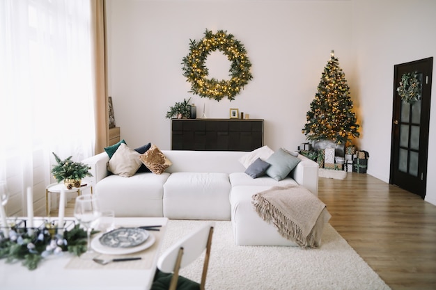 Interior aconchegante com brinquedos para árvores de Natal e presentes, decorações para a casa de Ano Novo