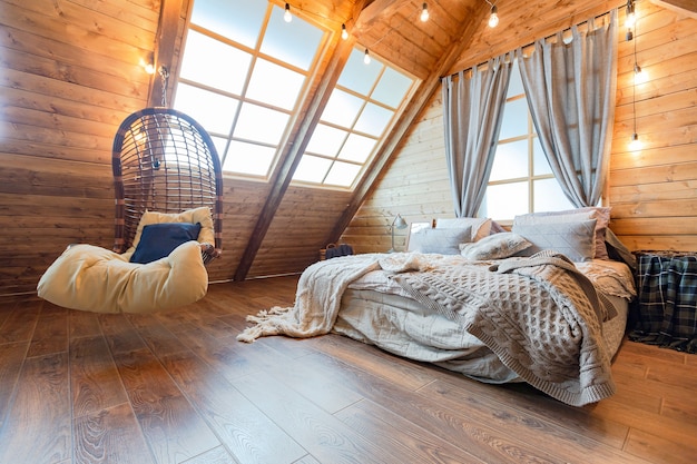 Interior aconchegante de madeira em casa de campo