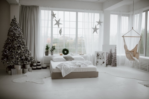 Foto interior aconchegante do quarto de natal com decoração festiva. espírito natalino de inverno