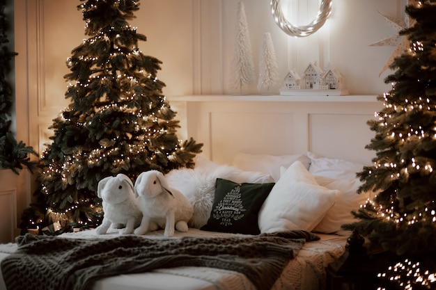 Interior aconchegante do quarto de natal com decoração festiva. espírito natalino de inverno