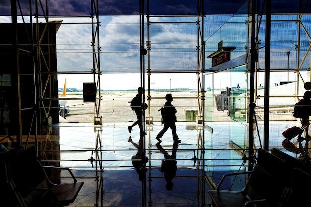 Interior de un aeropuerto moderno. España