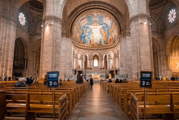 El interior del altar principal dentro de la Basílica del Sagrado Corazón de París, es una iglesia católica romana y una basílica menor, dedicada al Sagrado Corazón de Jesús.