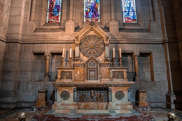 El interior del altar principal dentro de la Basílica del Sagrado Corazón de París, es una iglesia católica romana y una basílica menor, dedicada al Sagrado Corazón de Jesús.