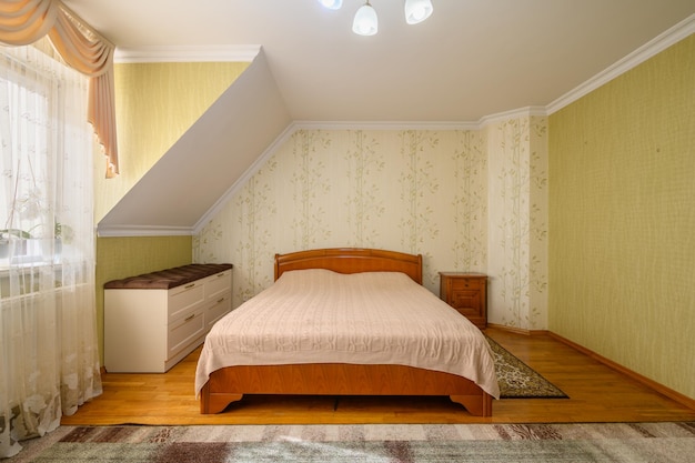 Interior de un amplio y cómodo dormitorio con cama doble.