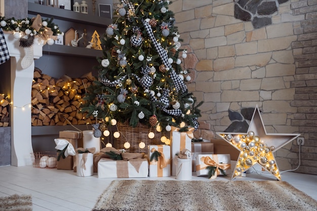 Interior de año nuevo con árbol de Navidad y regalos, comodidad en el hogar